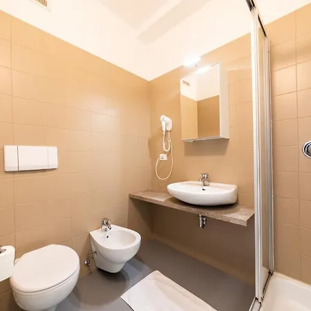 Cooper L Capitol Guest house 2*